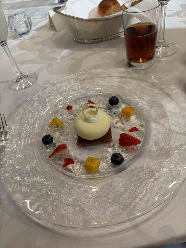 コース料理のデザート。自分でアレンジを加えることなども出来るとのこと。