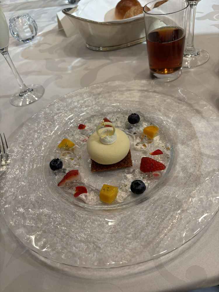 コース料理のデザート。自分でアレンジを加えることなども出来るとのこと。