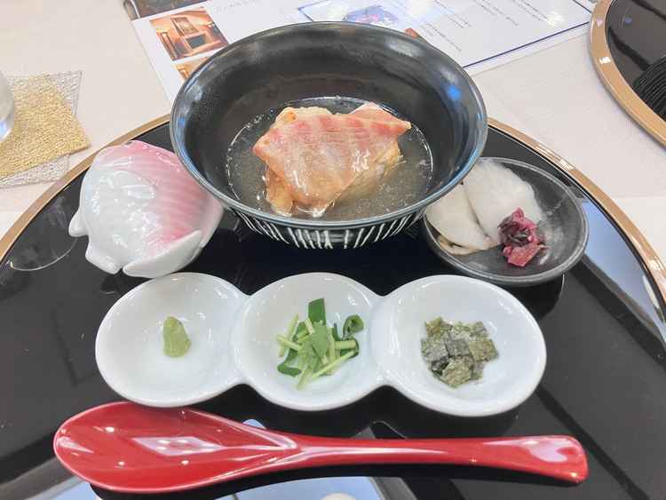 試食で最も美味しかった鯛茶漬けです。旨みの強いお出汁と肉厚の鯛がマッチしていて良かったです。