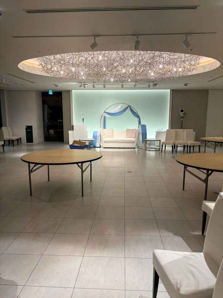 披露宴会場は狭すぎず広すぎずのちょうど良い広さで、天井のライトがオシャレだった。