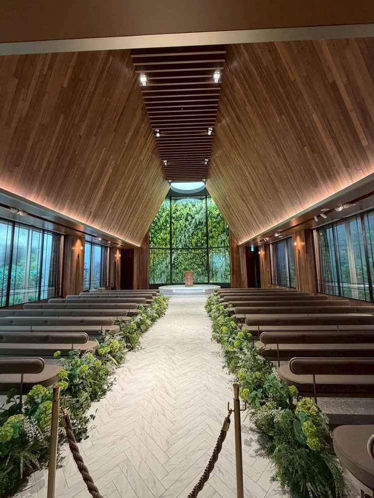 チャペル。天井が高く開放感がありました。ライティングもシーンに合わせて行ってくれるそうで素敵でした。