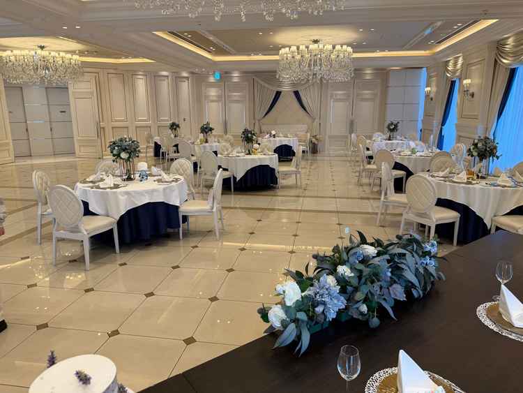 披露宴会場の写真です。かなり広々とした会場でした。