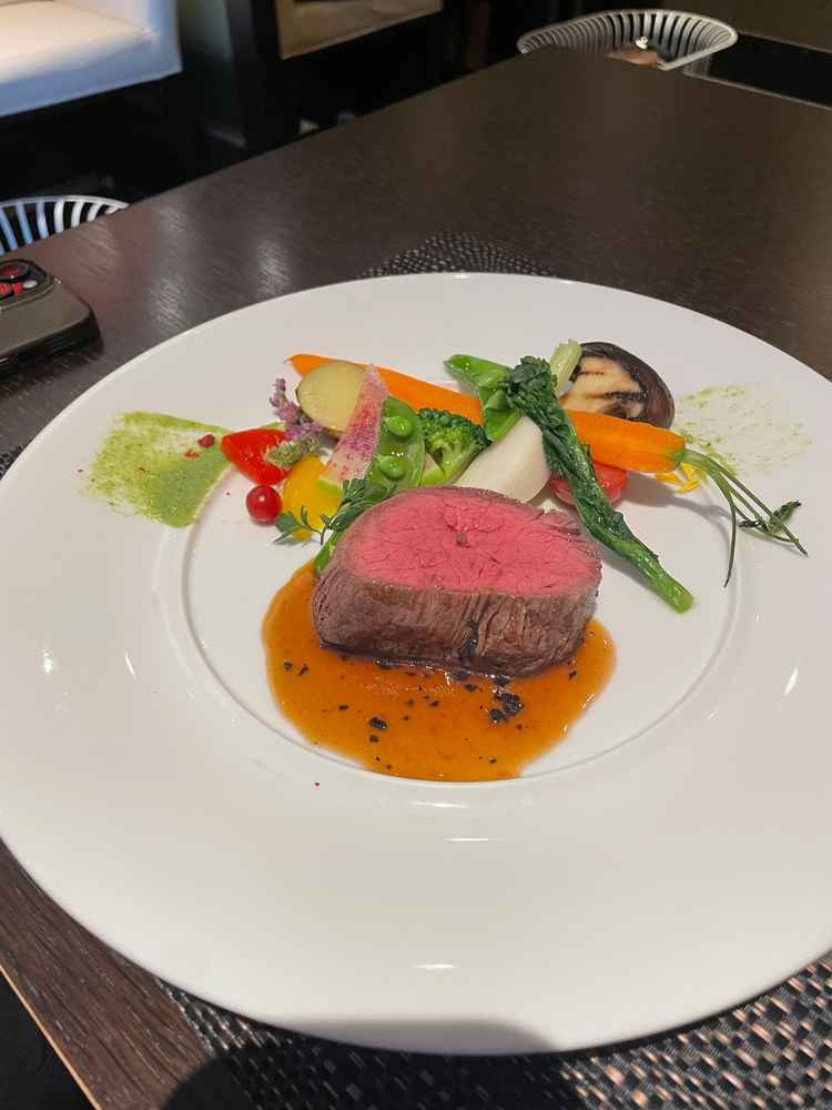 メインのお肉です。柔らかく分厚く切られていたので食べ応えバッチリでした！