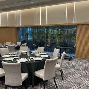 披露宴会場にライブキッチンがありシェフがその場で提供してくれる豪華な感じが良かったです！