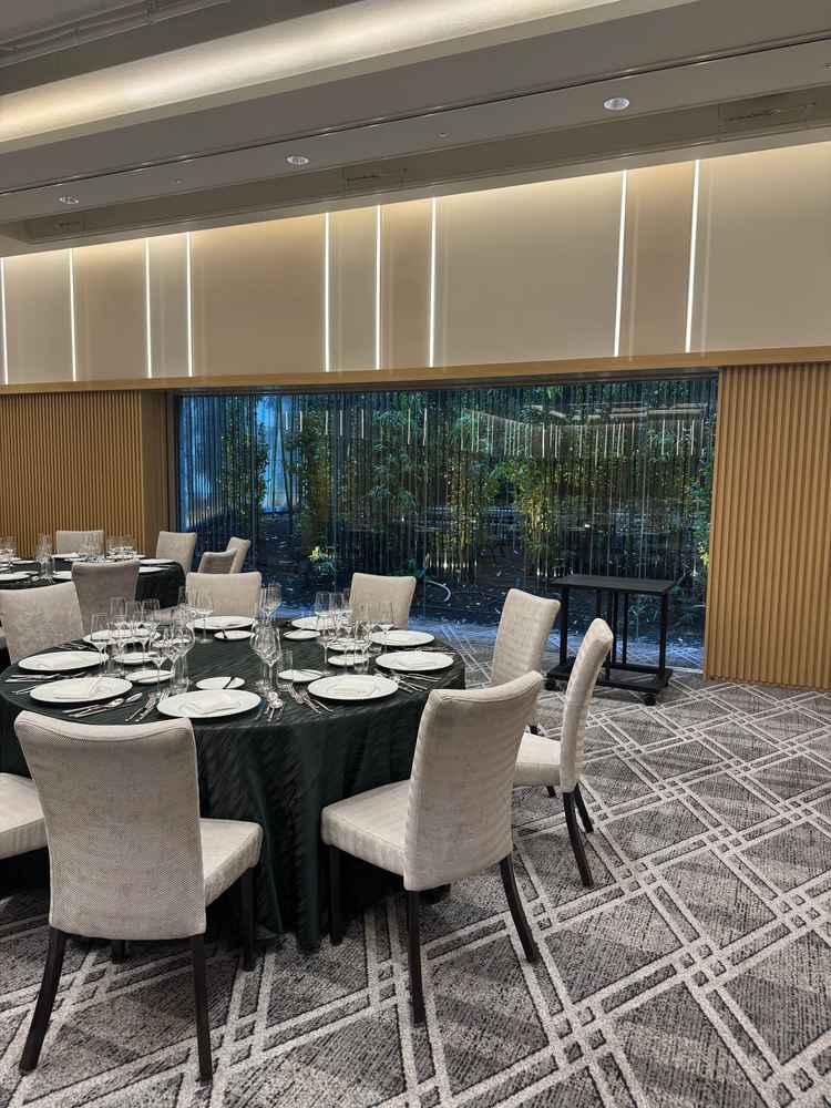 披露宴会場にライブキッチンがありシェフがその場で提供してくれる豪華な感じが良かったです！