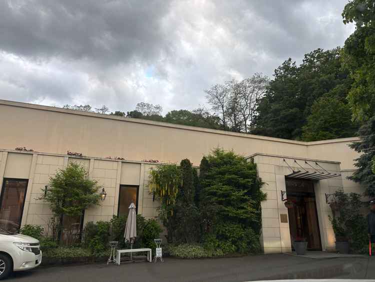 外観。木々に囲まれた建物で落ち着いた雰囲気がある。