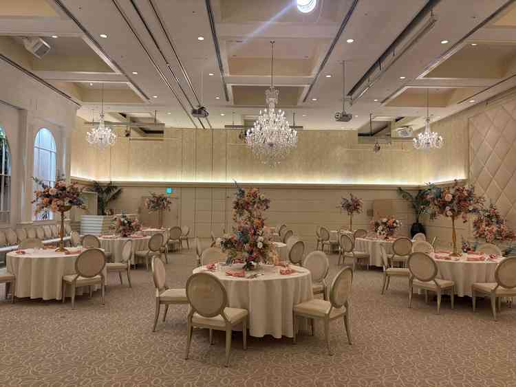 披露宴会場は天井が高く、開放的でした。