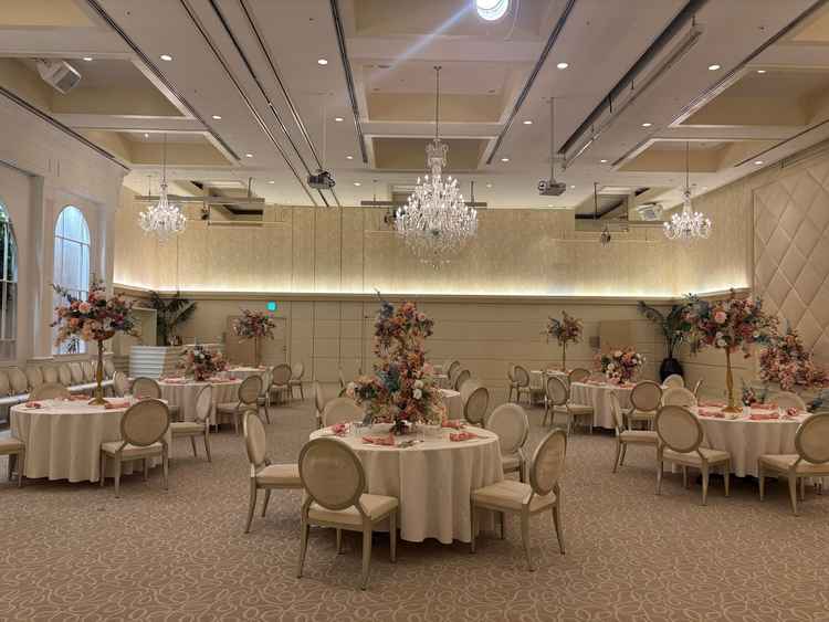 披露宴会場は天井が高く、開放的でした。