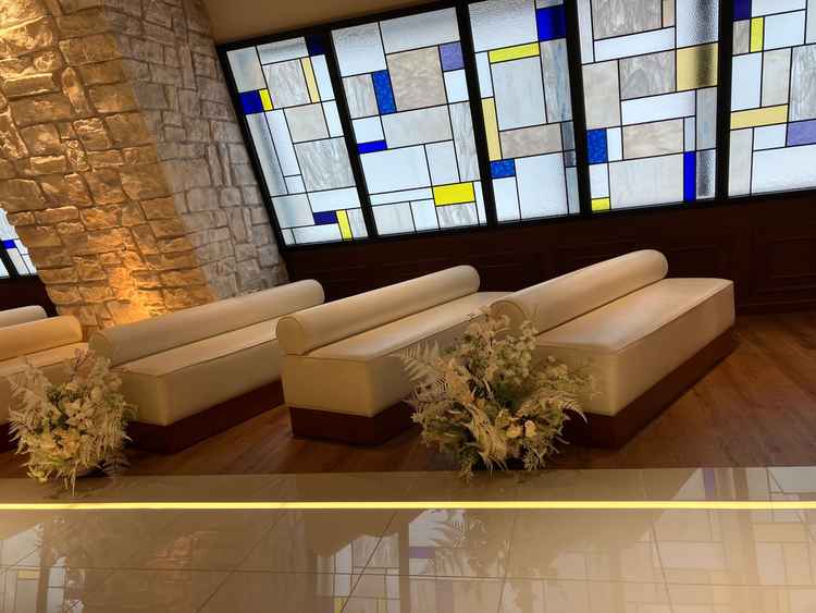 チャペルの左側面にはステンドグラスがありました。