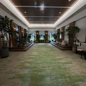 屋内ガーデン。親族控え室がないため、こちらをスペースが控え室を兼ねている。広く、写真撮影にも使用可能