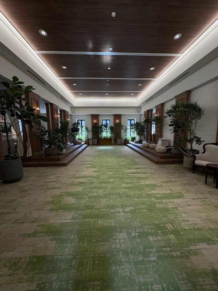 屋内ガーデン。親族控え室がないため、こちらをスペースが控え室を兼ねている。広く、写真撮影にも使用可能