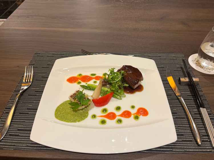 鯛のポワレとステーキをいただきました。