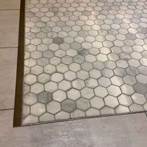 バージンロードにはめこめる石は他の会場にはない体験で、特別感があり良かった。