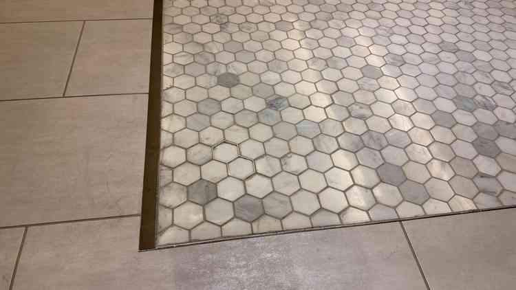 バージンロードにはめこめる石は他の会場にはない体験で、特別感があり良かった。