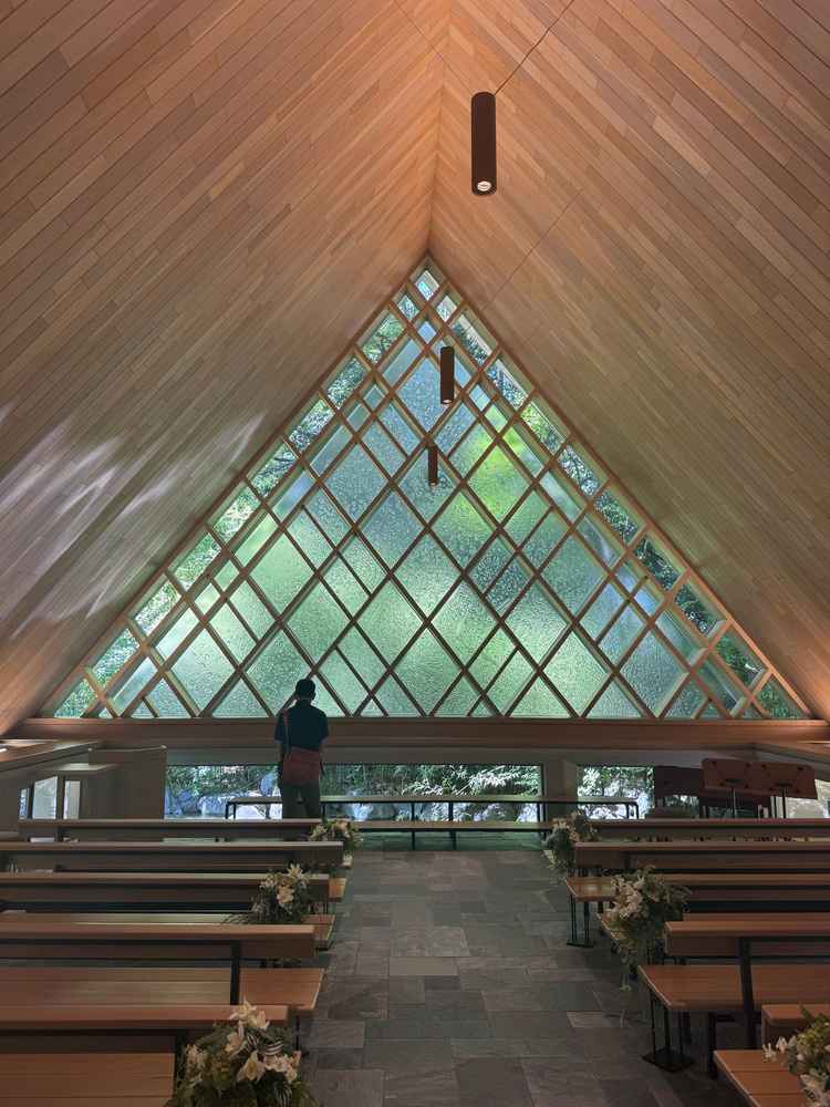 思ったより狭い。奥行きがなかった。石畳が素敵、犬可能