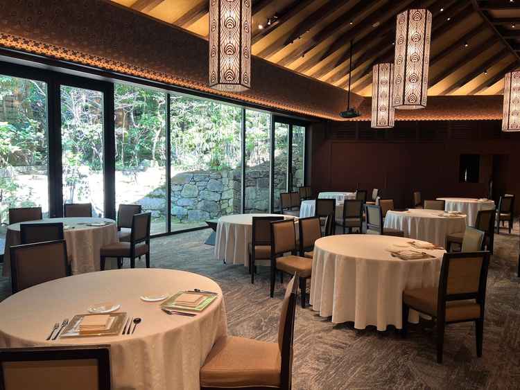 少し人数が増えた時にも対応できるお部屋。高砂席の後ろには緑も見え、和モダンな感じがとても素敵でした。