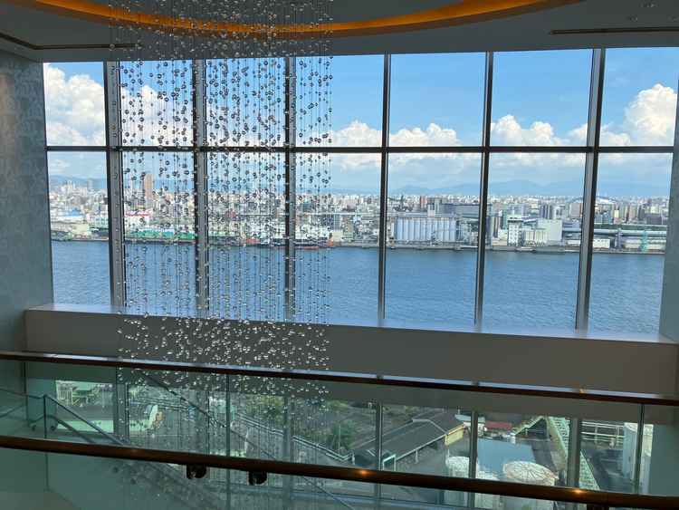 大きな窓と海と空が綺麗