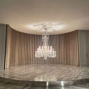 挙式会場のバカラのシャンデリア。