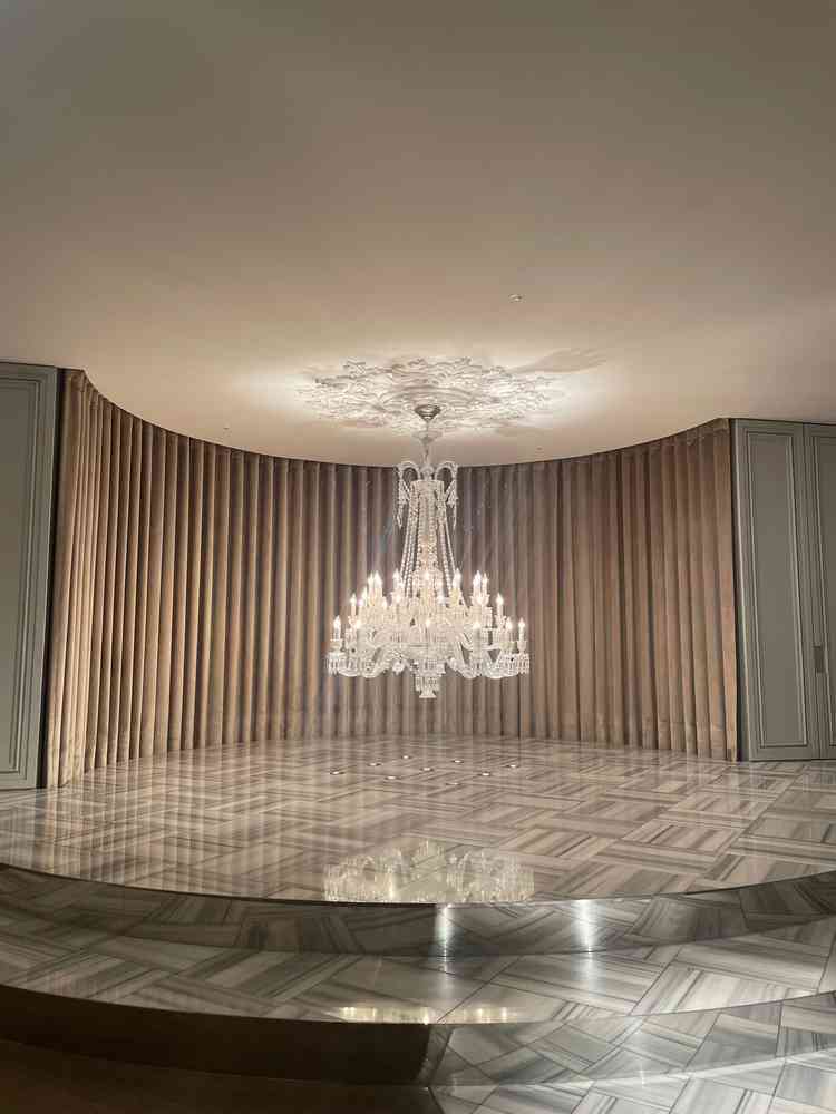 挙式会場のバカラのシャンデリア。