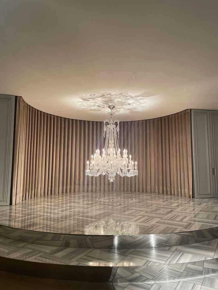 挙式会場のバカラのシャンデリア。