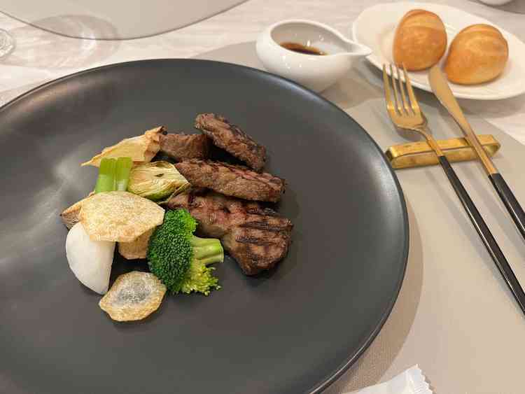 試食会の国産牛は柔らかくとても美味しかったです。付け合わせの野菜も優しい味わいで美味しかったです。