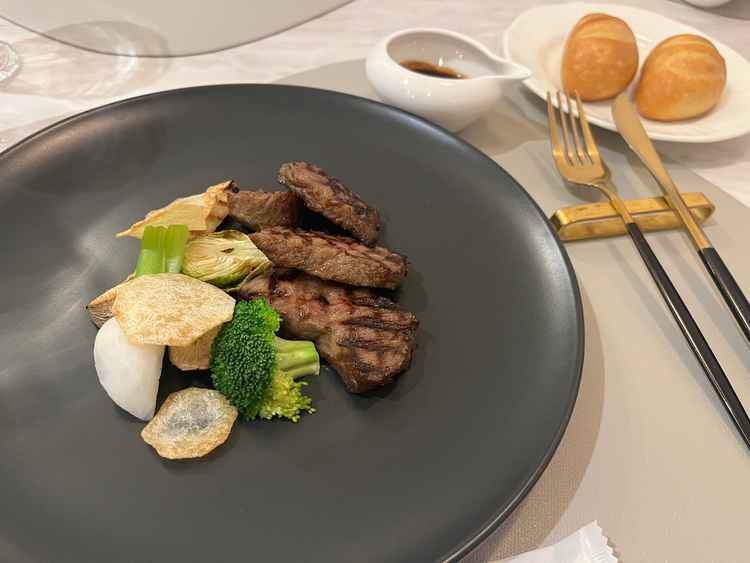 試食会の国産牛は柔らかくとても美味しかったです。付け合わせの野菜も優しい味わいで美味しかったです。