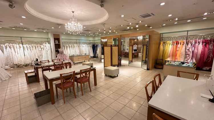 ドレスサロンです。ウェディングドレスとカラードレス、タキシードがたくさんあります。