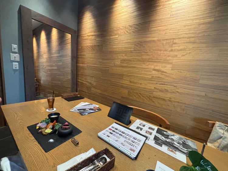 レストランの中の一室です。丁寧な説明を聞きつつ、ご飯も堪能できました。