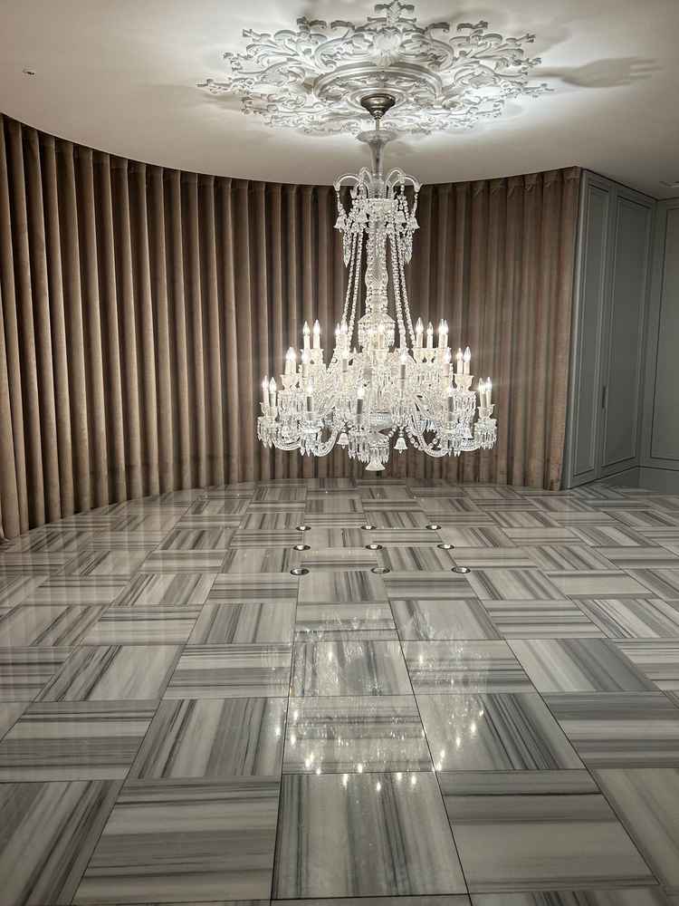 チャペル内のシャンデリア