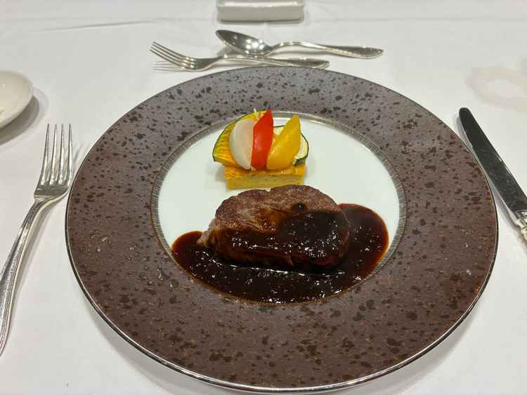 目の前で焼いてくれたメインのフィレ肉のステーキ。炎ぼわー！と演出も見せてくれました。