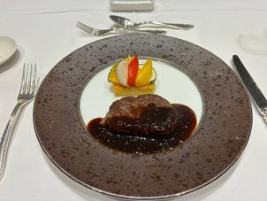 目の前で焼いてくれたメインのフィレ肉のステーキ。炎ぼわー！と演出も見せてくれました。
