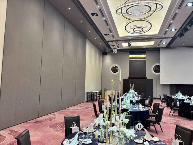 大きいスクリーンのある披露宴会場です