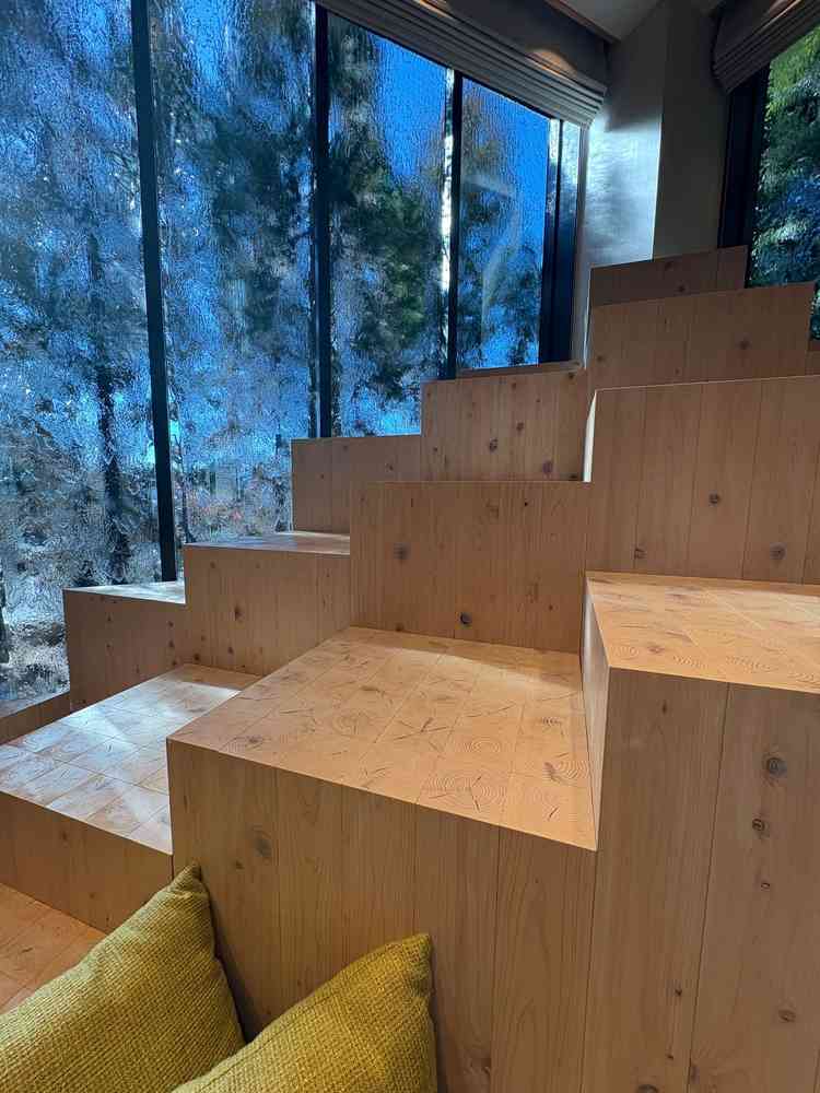 メインテーブル後ろの窓。水を流す演出ができた。