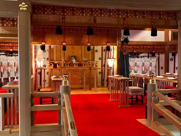 神殿の写真です。写真には収まらないほど豪勢でしっかりとした作りに驚きました。