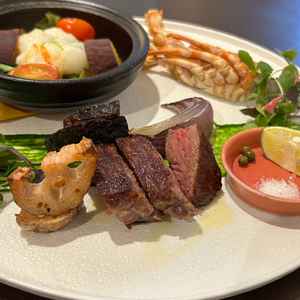 メインの近江牛のステーキと伊勢海老が入ったスープ