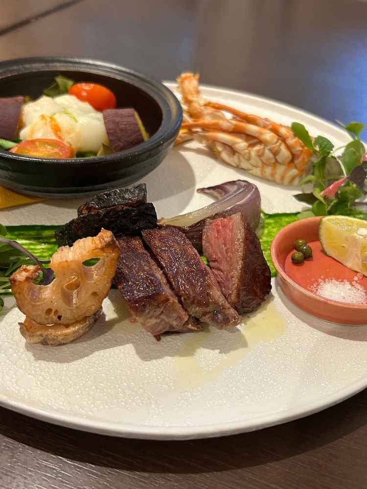 メインの近江牛のステーキと伊勢海老が入ったスープ