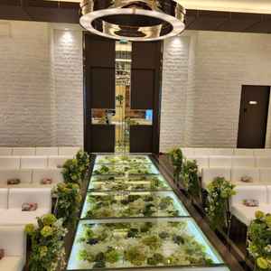 チャペルの床下にスケルトンに造花が敷き詰められており、とても綺麗でした。