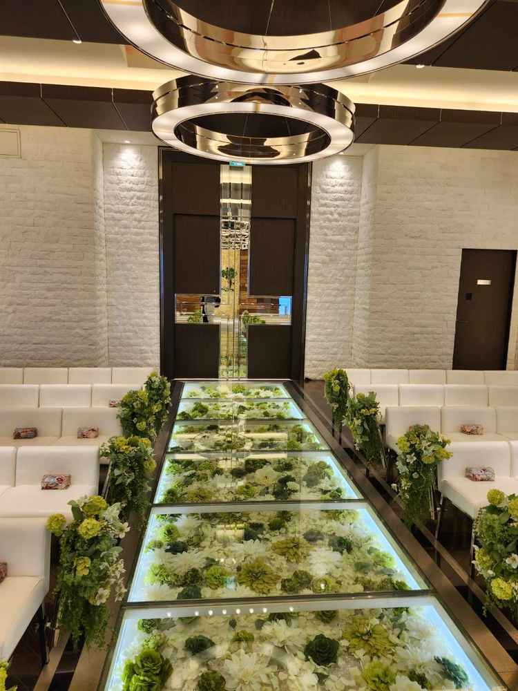 チャペルの床下にスケルトンに造花が敷き詰められており、とても綺麗でした。