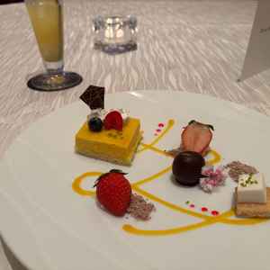 試食のデザートビュッフェ。食事はどれも美味しかったです。