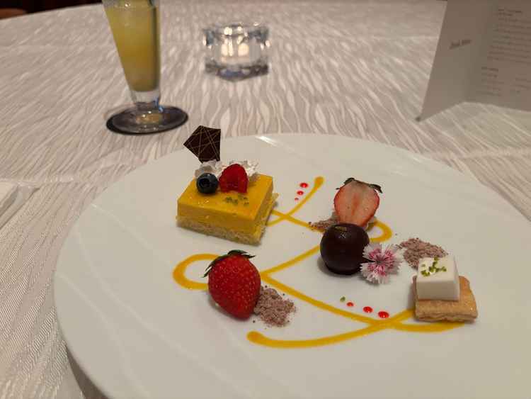 試食のデザートビュッフェ。食事はどれも美味しかったです。