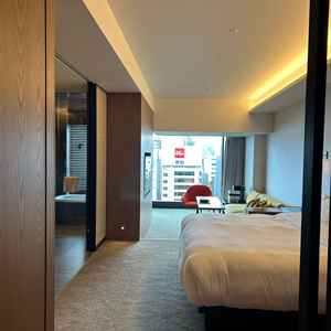 宿泊の部屋。2泊3日でホテルに滞在できて、非日常のまま結婚式の余韻を楽しめるのが素敵だと思った。