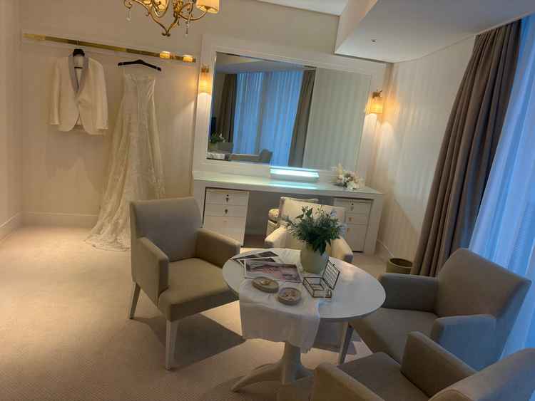 スイートルームに前泊〜翌朝まで泊まれて、ドレスの着替えも部屋がつながっており移動が楽で良い。