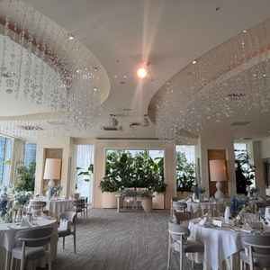 予約した披露宴会場です。天井高く、室内に滝があるのが印象的でした。