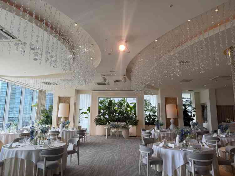 予約した披露宴会場です。天井高く、室内に滝があるのが印象的でした。