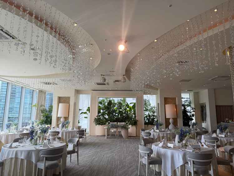 予約した披露宴会場です。天井高く、室内に滝があるのが印象的でした。