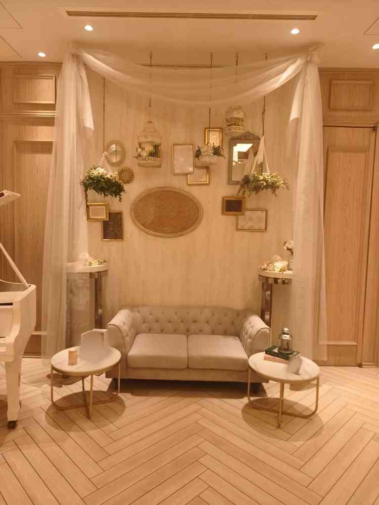 もう一つの披露宴会場の前のスペース。写真も自由に撮れそうなソファもあり、フォトスポットに最適です。