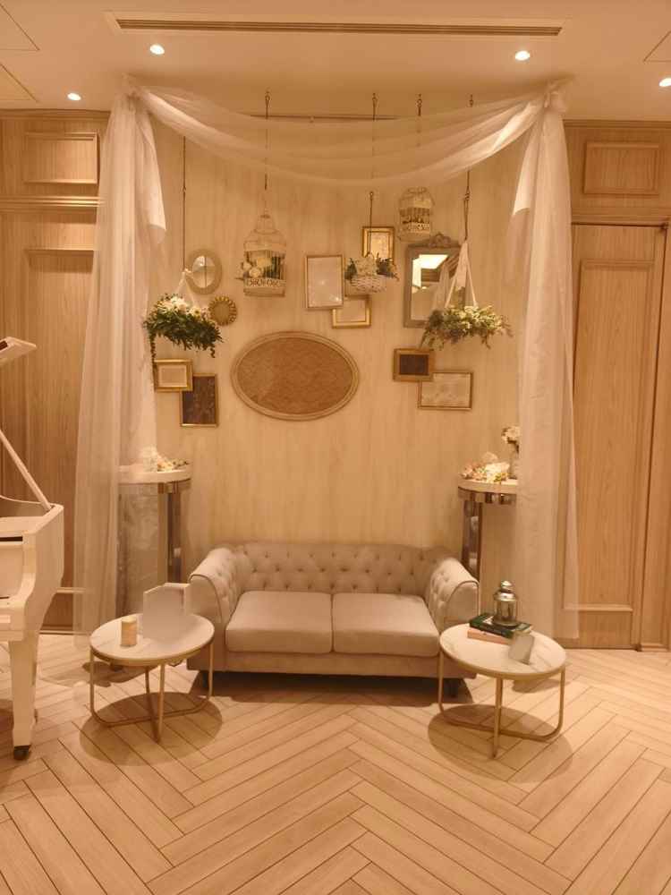 もう一つの披露宴会場の前のスペース。写真も自由に撮れそうなソファもあり、フォトスポットに最適です。