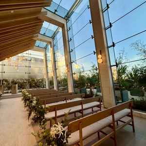 挙式会場内の景色。太陽光が差し込み開放感溢れる空間になっている。