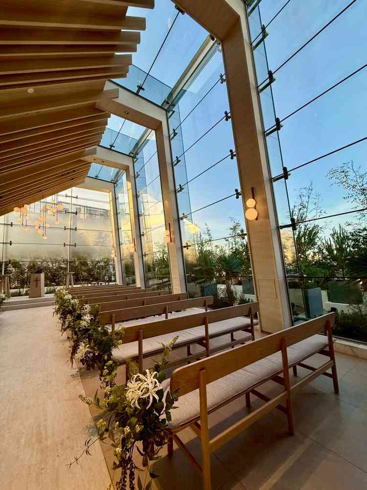 挙式会場内の景色。太陽光が差し込み開放感溢れる空間になっている。