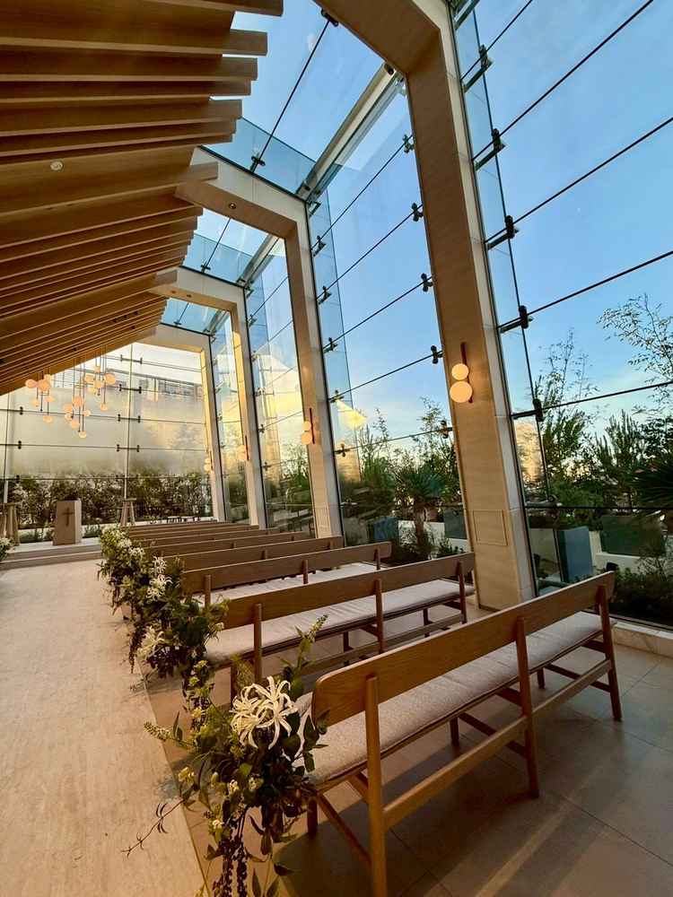 挙式会場内の景色。太陽光が差し込み開放感溢れる空間になっている。